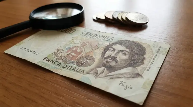 Banconota da 100.000 lire con ritratto di Caravaggio, firma Fazio e lente d’ingrandimento
