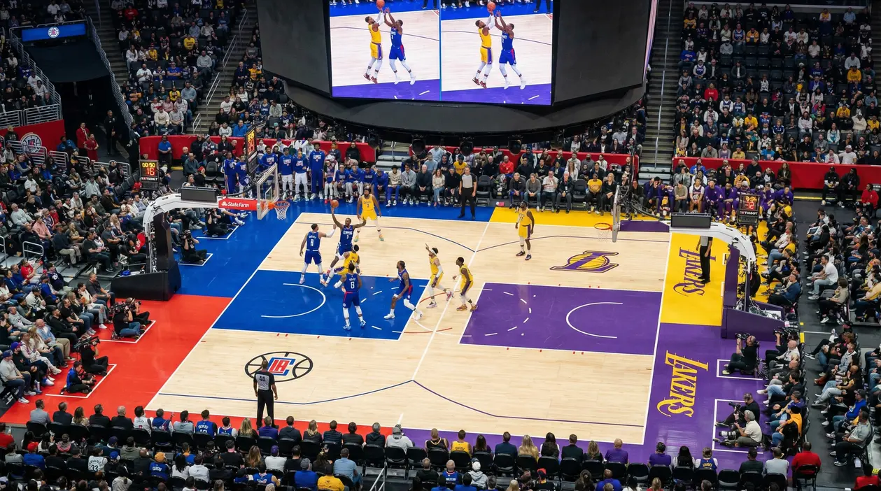 Partita NBA tra Clippers e Lakers alla Crypto.com Arena con giocatori in azione sul campo