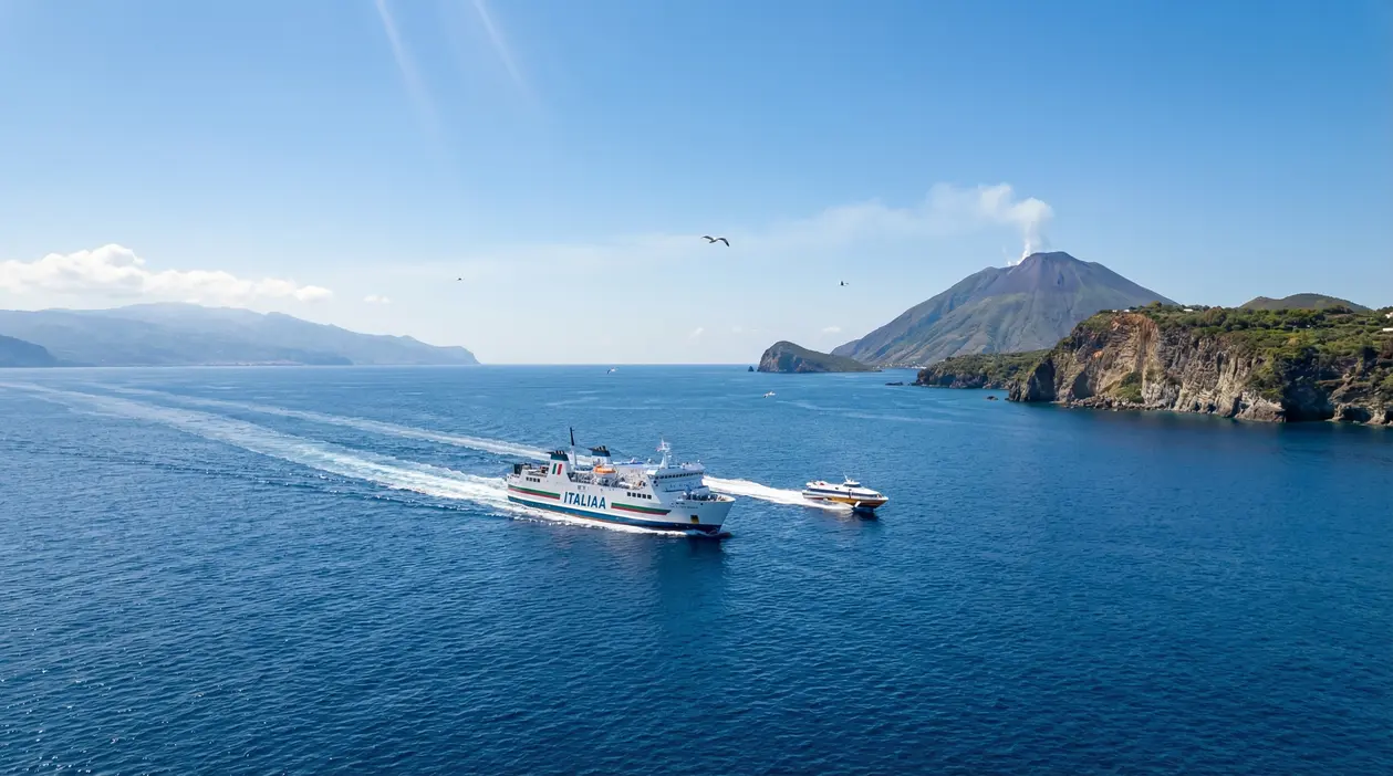 Traghetto e aliscafo in navigazione vicino all'isola di Stromboli nelle Eolie