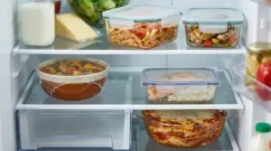 Contenitori con avanzi di cibi cotti conservati in un frigorifero domestico