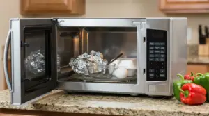 Oggetti vietati nel microonde, come alluminio, uovo e contenitori in plastica