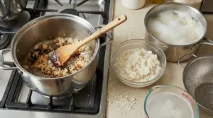 Pentole con riso bruciato e riso cotto su un fornello da cucina