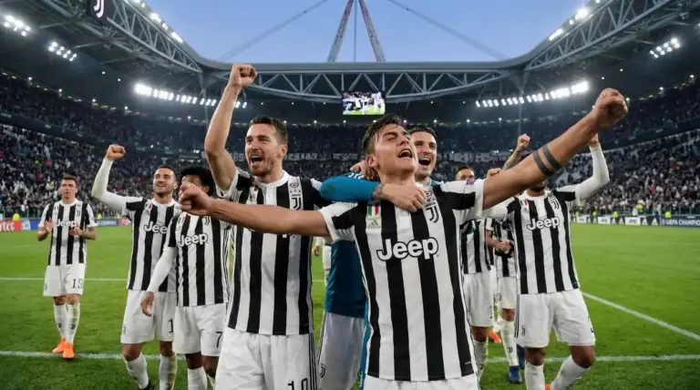 Giocatori della Juventus festeggiano in campo in uno stadio pieno di tifosi