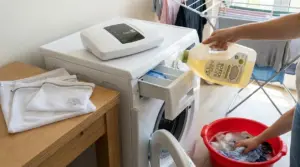 Persona versa detersivo ecologico nella lavatrice mentre prepara un bucato a basso impatto ambientale