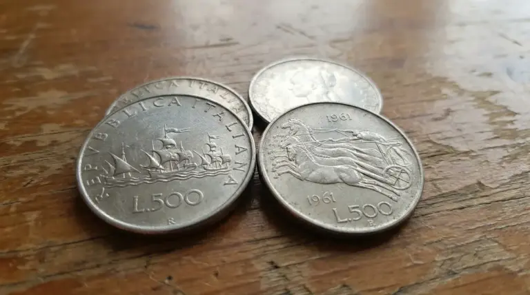 Vecchie monete italiane da 500 lire d'argento su un tavolo in legno