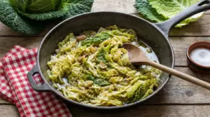 Verza stufata in padella con aglio e olio, servita su tavolo rustico